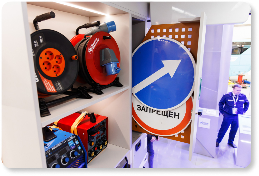 Кабельное и сварочное оборудование в рабочем отсеке